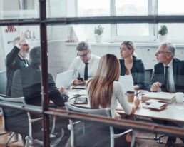 companeros de trabajo discutiendo nuevos negocios mientras trabajan junto con colegas en la oficina moderna mini