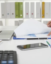 la empresaria esta trabajando con un grafico en el escritorio mini