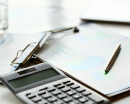 calculadora plateada con teclado gris esta mintiendo mini