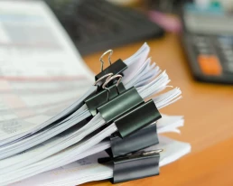 primer plano de los papeles apilados en la mesa mini