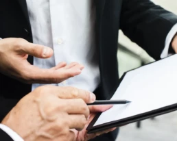 primeros empresarios discutiendo mini